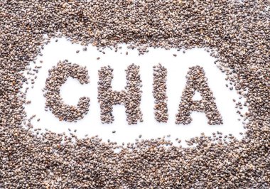 Beyaz arka plan üzerinde izole chia tohum oluşan chia kelime.