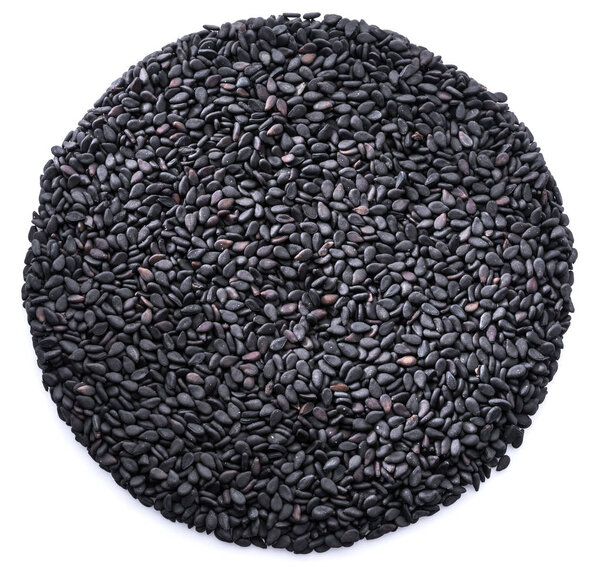 Семена черного кунжута, расположенные в форме круга на белой обратной стороне
