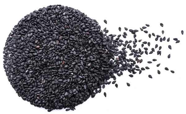 Černá Sezamová semínka uspořádaných do tvaru kruhu na bílém poz — Stock fotografie