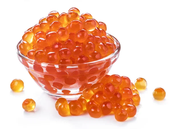 Caviar vermelho na tigela sobre fundo branco . — Fotografia de Stock