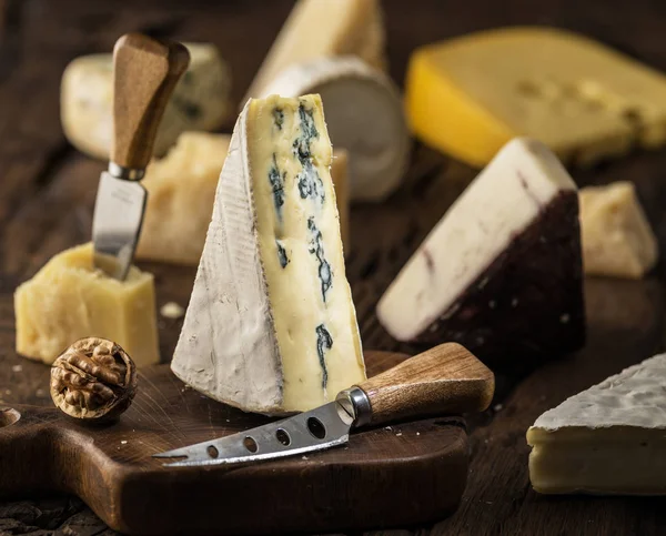 Segment de fromage bleu ou cambozola sur planche de bois. Diff — Photo