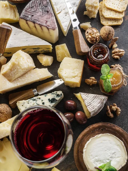 Piatto di formaggio con formaggi biologici, frutta, noci e vino a st — Foto Stock