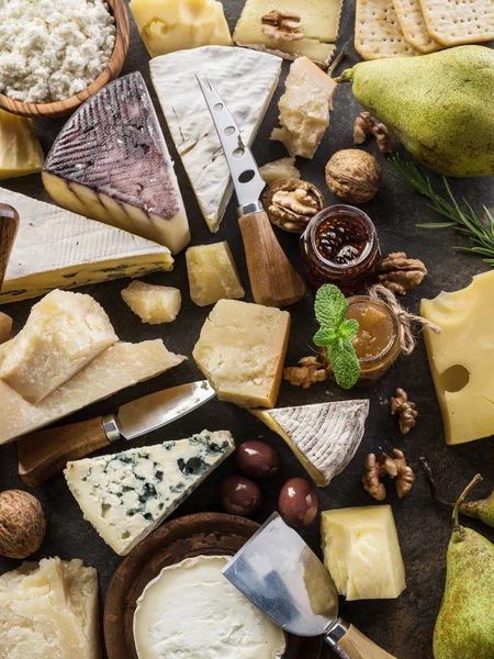 Assortimento di diversi tipi di formaggio su sfondo di pietra. Superiore vi — Foto Stock