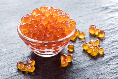 Kase gri grafit arka plan üzerinde kırmızı havyar.