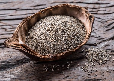 Eski ahşap masa üzerinde organik yemek Chia tohum. Üstten Görünüm.