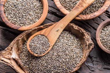 Eski ahşap masa üzerinde farklı yemekler Chia tohum. Üstten Görünüm.