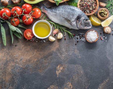 Baharatlar ve sebzeler grafit yönetim kurulu ile çiğ dorado balık