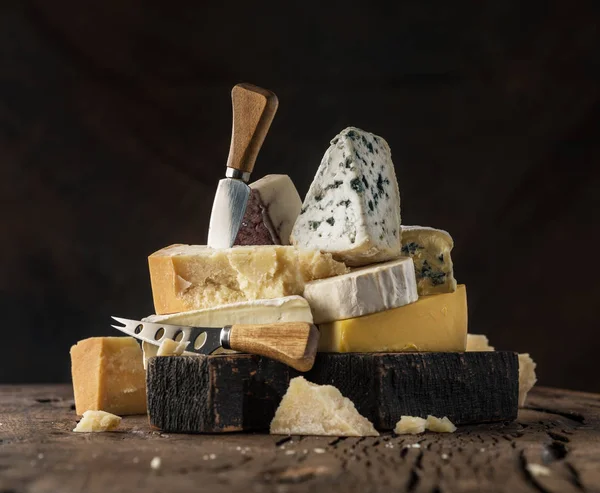 Assortiment de différents types de fromages sur fond en bois. Chees — Photo