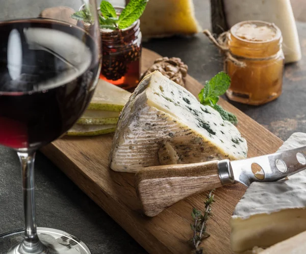 Käseplatte mit Biokäse, Obst, Nüssen und Wein auf dem Tisch — Stockfoto