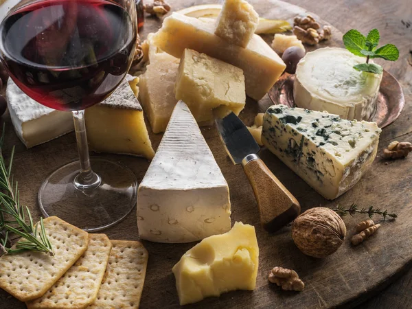 Piatto di formaggio con formaggi biologici, frutta, noci e vino. Assaggiato — Foto Stock