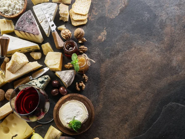 Plateau de fromages avec fromages bio, fruits, noix et vin sur st — Photo