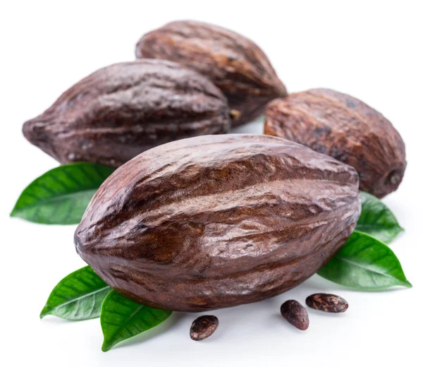 Cacao peulen met cacao bladeren geïsoleerd op een witte achtergrond. — Stockfoto