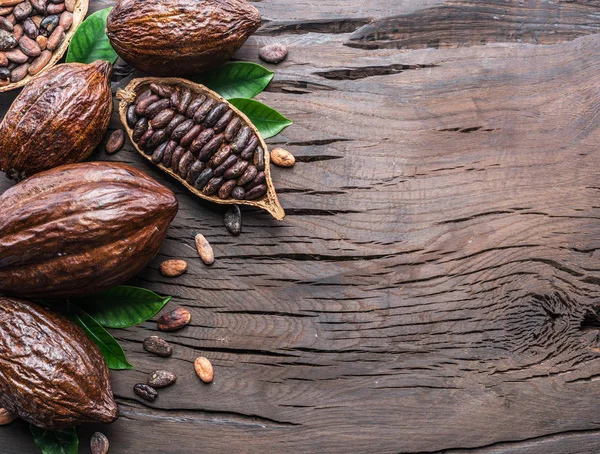 Vaina de cacao y granos de cacao en la mesa de madera. Vista superior. — Foto de Stock