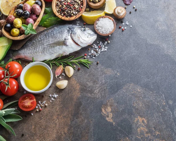 Rauwe dorado vis met kruiden en groenten op het bord grafiet — Stockfoto