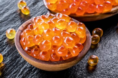 Kase gri grafit arka plan üzerinde kırmızı havyar.