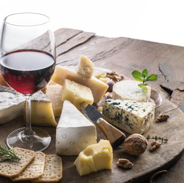 Peynir tabağı ile organik peynir, meyve, fındık ve şarap. Dön