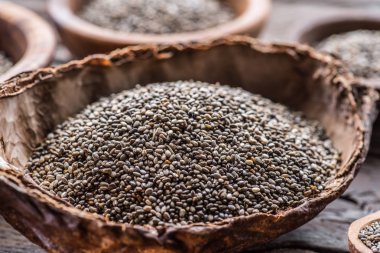 Eski ahşap masa üzerinde organik yemek Chia tohum. 