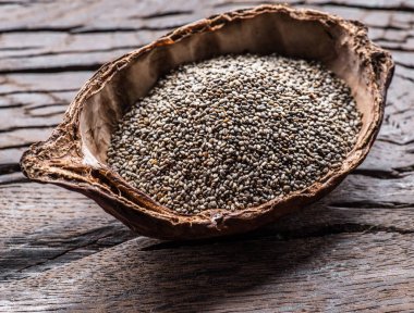 Eski ahşap masa üzerinde organik yemek Chia tohum. Üstten Görünüm.