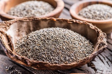 Eski ahşap masa üzerinde organik yemek Chia tohum.