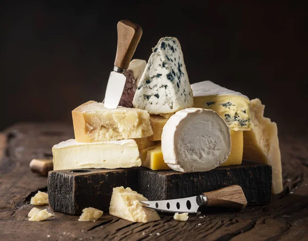 Assortiment de différents types de fromages sur fond en bois. Chees — Photo