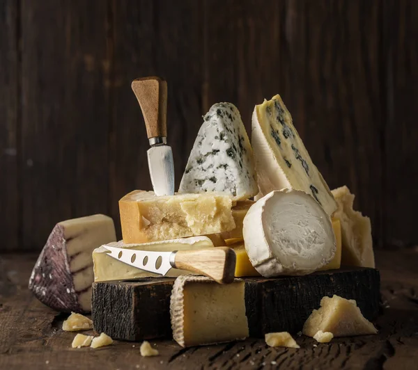 Assortiment van verschillende kaas typen op houten achtergrond. Vijgenconfituur — Stockfoto
