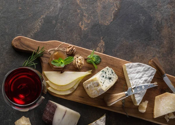 Сирна тарілка з органічними сирами, фруктами, горіхами та вином на вул — стокове фото