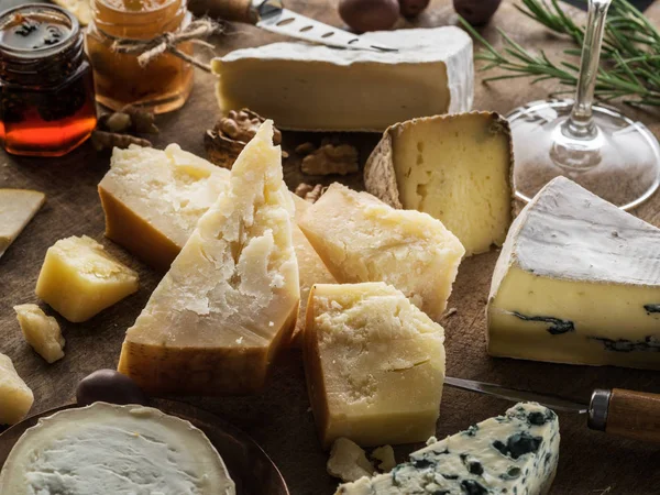 Bandeja de queso con quesos ecológicos, frutas, frutos secos y vino en wo — Foto de Stock