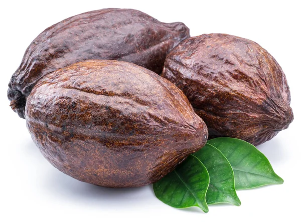 Cialde di cacao con foglie di cacao isolate su fondo bianco . — Foto Stock