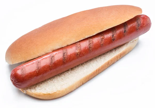 Hot dog - grillad korv i en bulle som isolerad på vit bakgrund. — Stockfoto