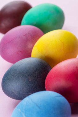 Renkli Paskalya yumurta Paskalya kutlamaları özniteliği olarak. Pembe