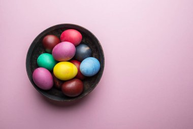 Renkli Paskalya yumurta Paskalya kutlamaları inci üzerinde bir öznitelik olarak