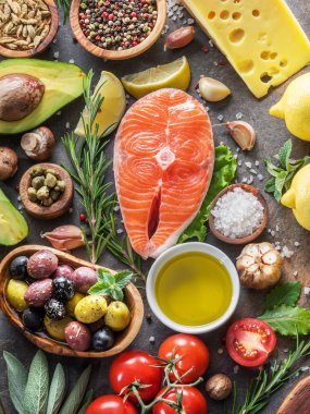 Baharatlar ve sebzeler grafit yönetim kurulu ile Çiğ somon.