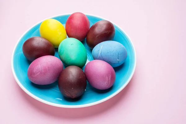 Ovos de Páscoa coloridos como um atributo da celebração de Páscoa. Rosa — Fotografia de Stock