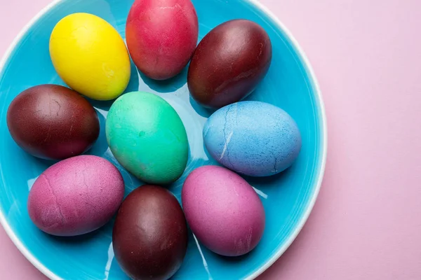 Œufs de Pâques colorés comme un attribut de la célébration de Pâques. Rose — Photo