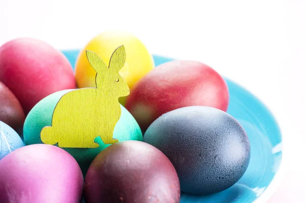 Huevos de Pascua coloridos como un atributo de la celebración de Pascua. Rosa — Foto de Stock