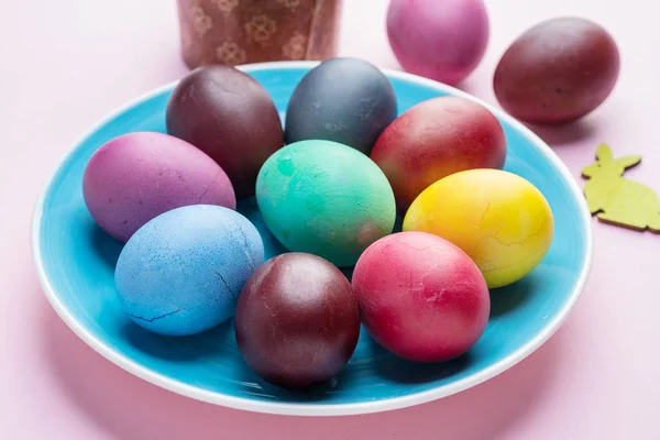 Huevos de Pascua coloridos como un atributo de la celebración de Pascua. Rosa — Foto de Stock
