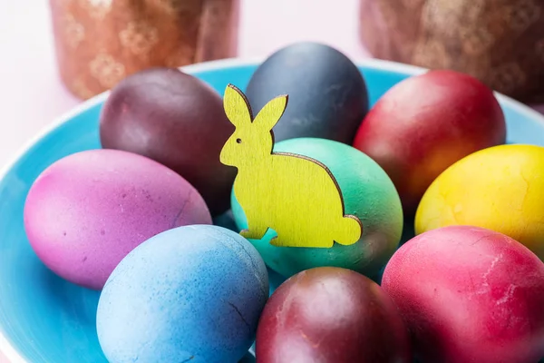 Colorful Easter eggs and Easter bread attributes of Easter celeb — Stock Photo, Image