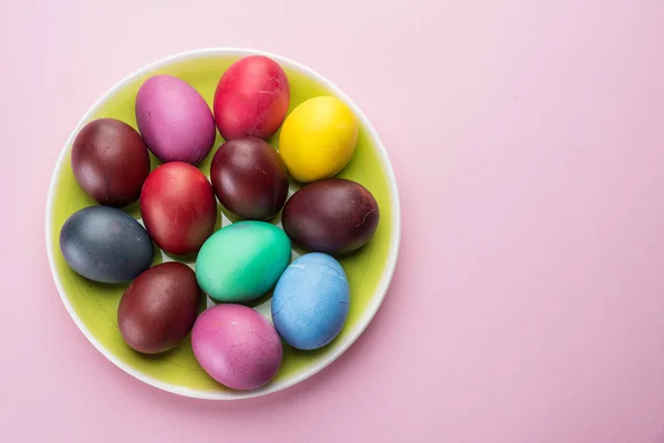 Ovos de Páscoa coloridos como um atributo da celebração de Páscoa. Rosa — Fotografia de Stock