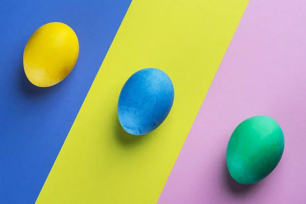 Ovos de Páscoa manchados como um atributo da celebração da Páscoa no col — Fotografia de Stock
