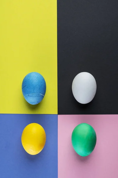 Stained Easter eggs as an attribute of Easter celebration on col — Stock Photo, Image