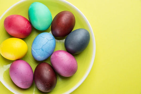 Coloridos huevos de Pascua como un atributo de la celebración de Pascua en th — Foto de Stock