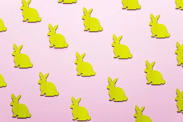 Деревянные пасхальные кролики как атрибут празднования Пасхи. Розовый б — стоковое фото