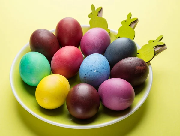 Œufs de Pâques colorés comme un attribut de la célébration de Pâques sur le th — Photo