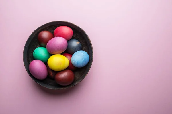Œufs de Pâques colorés comme un attribut de la célébration de Pâques sur le th — Photo