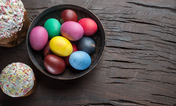 Colorful Easter eggs and Easter bread attributes of Easter celeb — Stock Photo, Image