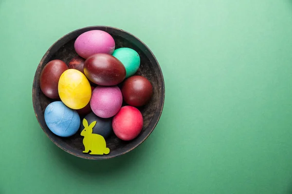 Huevos de Pascua coloridos en tazón. Atributo de la celebración de Pascua . — Foto de Stock