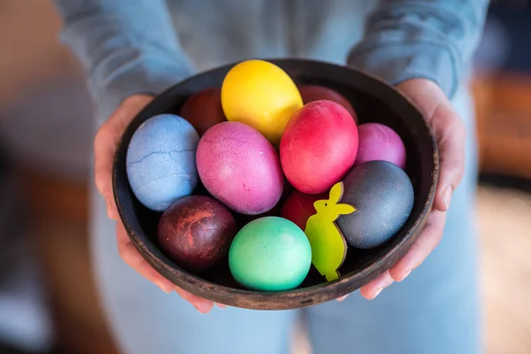 Coloridos huevos de Pascua en tazón en las manos de la mujer . — Foto de Stock