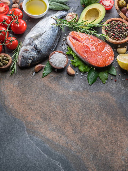 Сырая рыба и лосось стейк со специями и овощами на т
