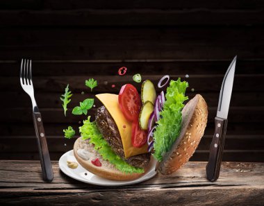 Tek bir mükemmelsin oluşturmak için bir düşen hamburger malzemeler