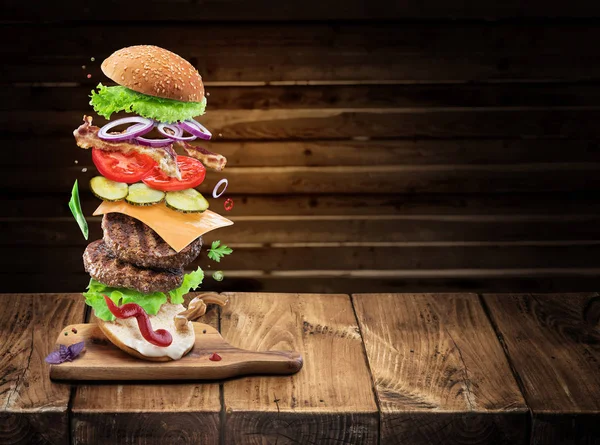 Інгредієнти гамбургерів падають один за одним, щоб створити перфект — стокове фото